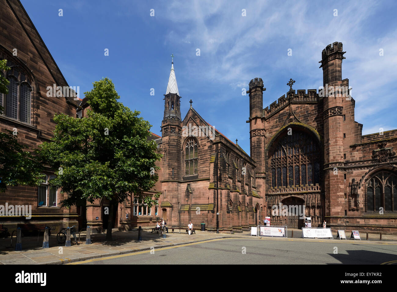 Barclays Bank e Chester Cathedral su St Werburgh Street nel centro di Chester Regno Unito Foto Stock