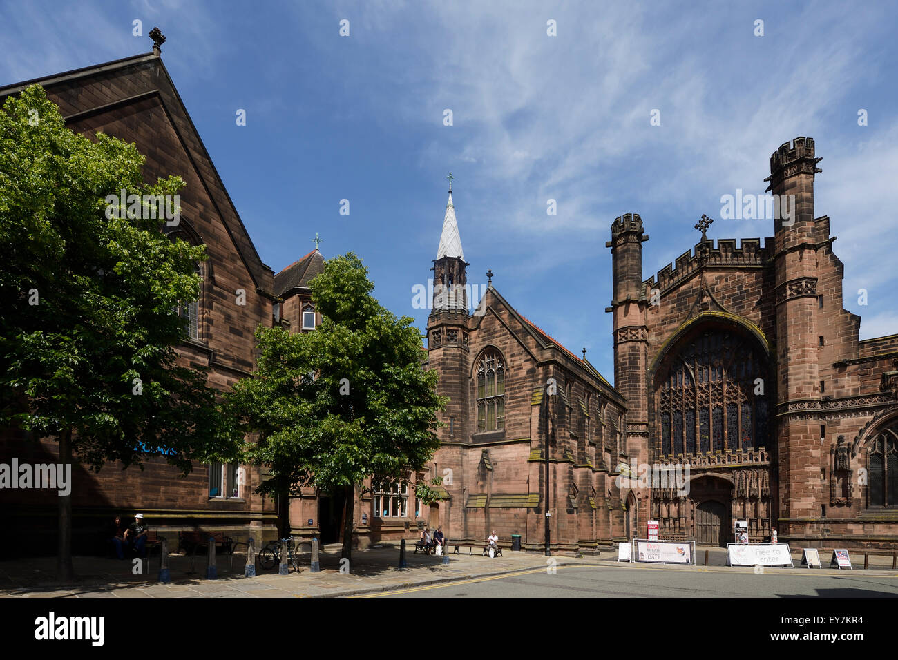 Barclays Bank e Chester Cathedral su St Werburgh Street nel centro di Chester Regno Unito Foto Stock