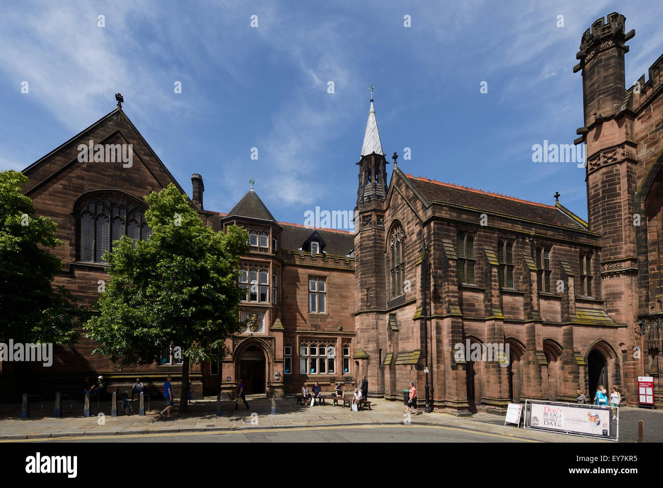 Barclays Bank e Chester Cathedral su St Werburgh Street nel centro di Chester Regno Unito Foto Stock