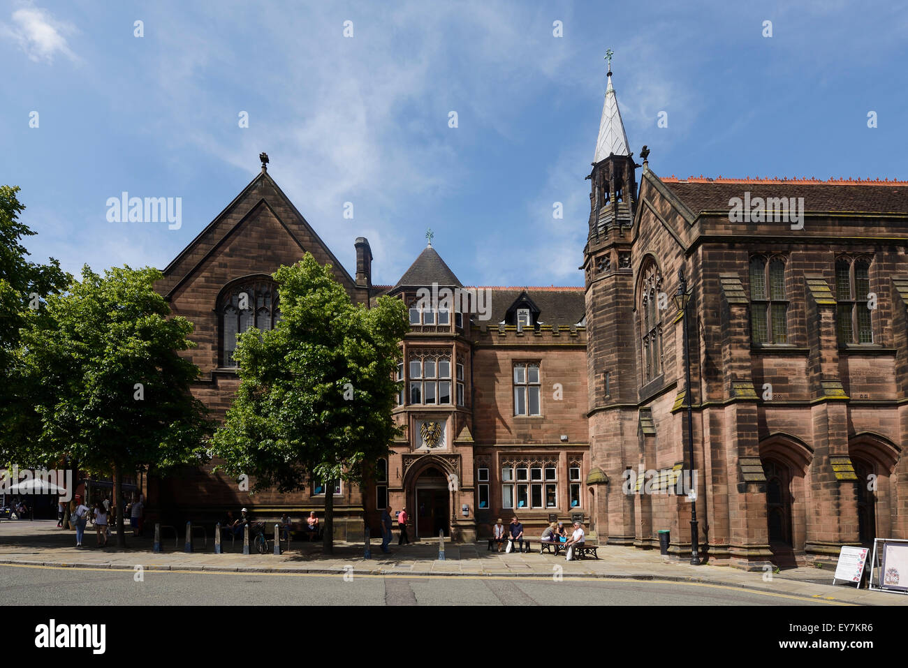 Barclays Bank e Chester Cathedral su St Werburgh Street nel centro di Chester Regno Unito Foto Stock