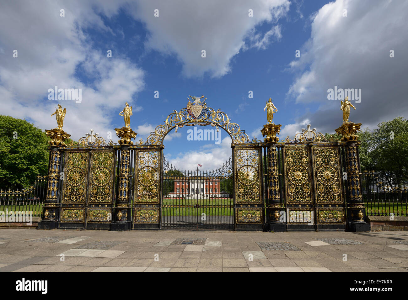 Il Golden Gates al di fuori di Warrington Town Hall CHESHIRE REGNO UNITO Foto Stock