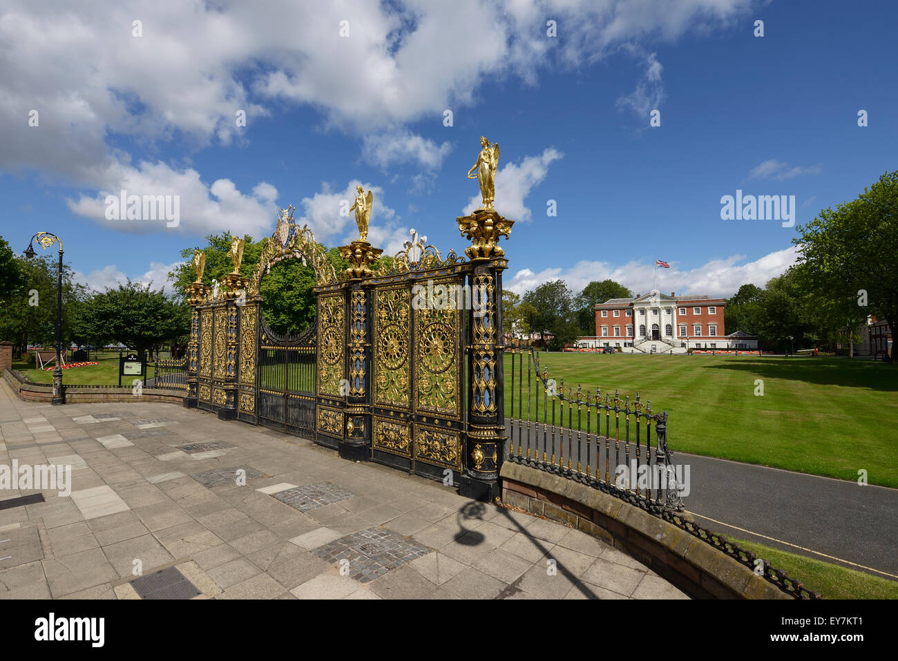 Il Golden Gates al di fuori di Warrington Town Hall CHESHIRE REGNO UNITO Foto Stock