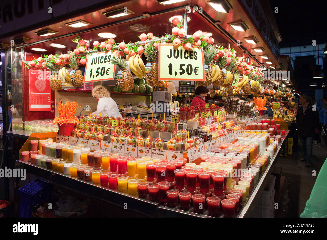 Succhi di frutta fresca in La Boqueria mercato alimentare a Barcellona, in Catalogna, Spagna Foto Stock