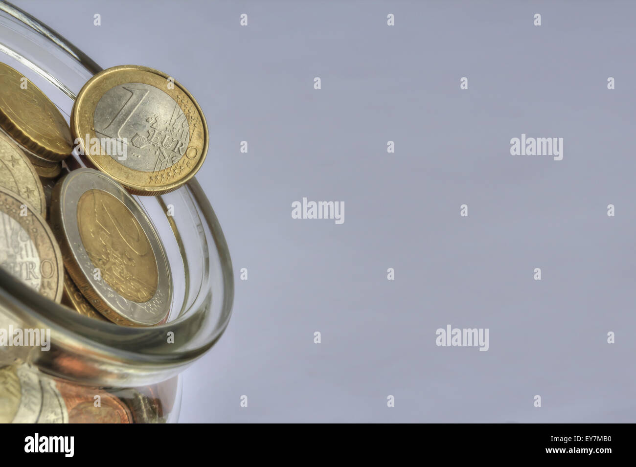 Concetto di investimento. Monete metalliche in euro nella jar (EUR) Foto Stock