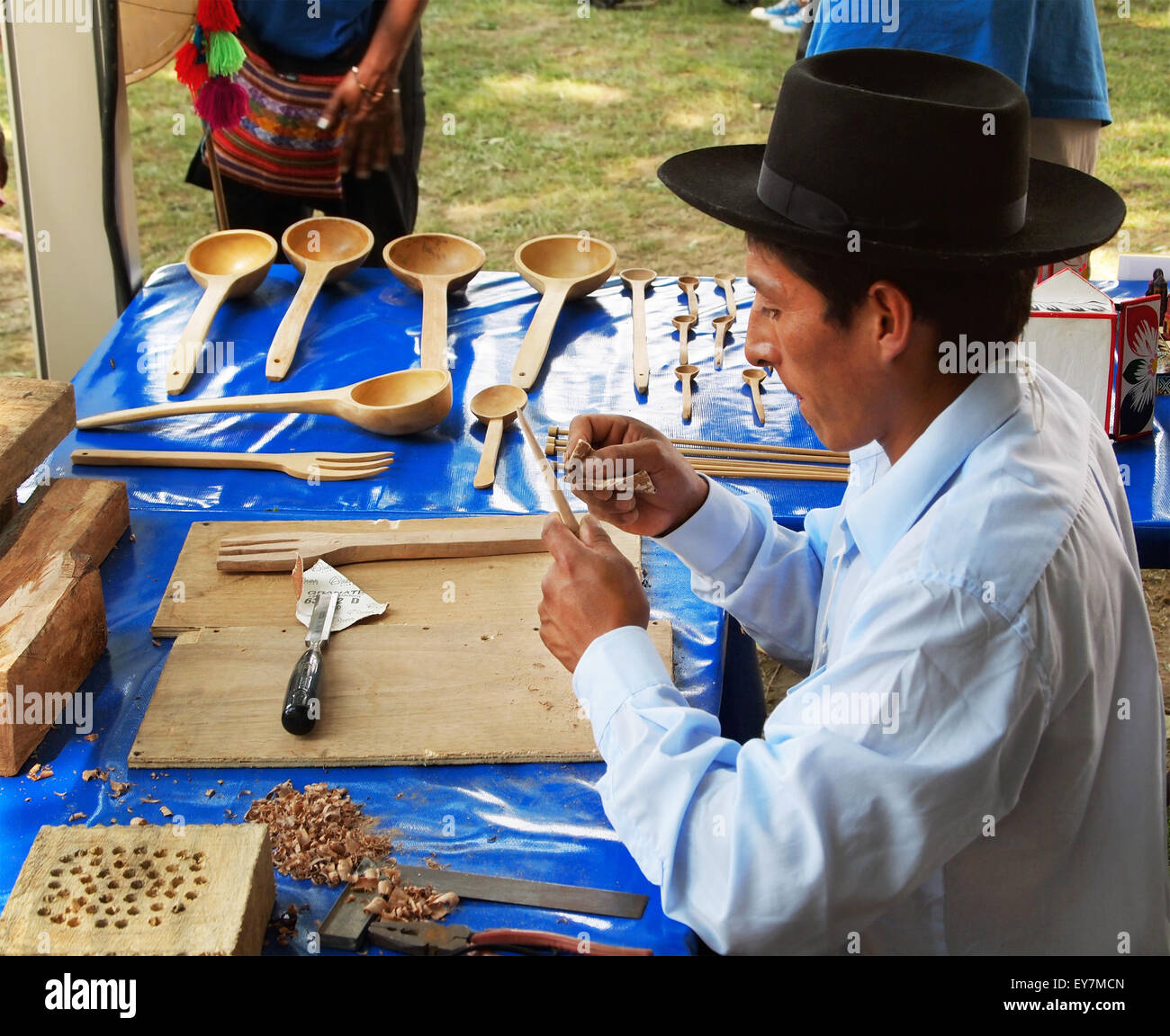 WASHINGTON DC - 1 luglio: un uomo peruviano finiture in legno utensili da cucina con utensili di intaglio e di carta smerigliata presso lo Smithsonian Fo Foto Stock
