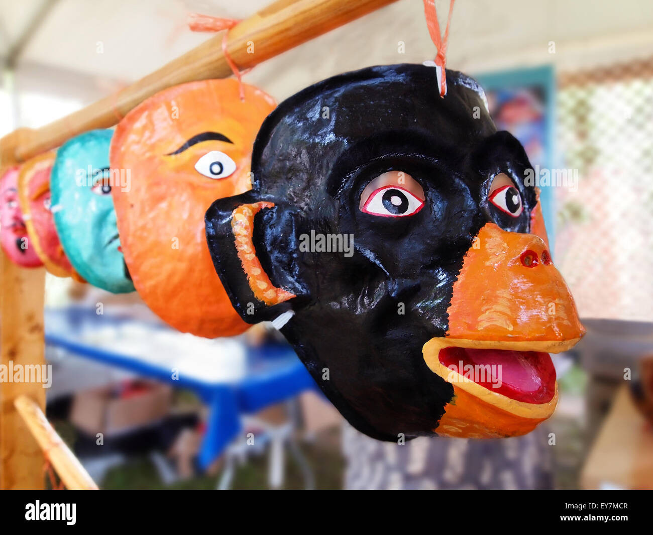 Una collezione di tre re giorno maschere, realizzata di pasta di farina, zucchero e colla, e dipinta a mano, sul display in un marketplace. Foto Stock