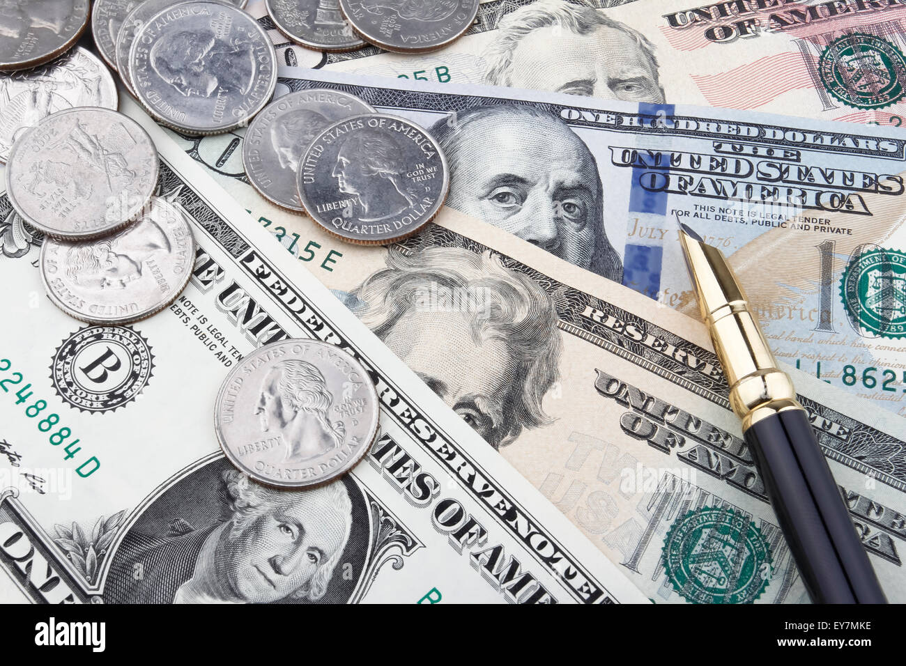 Dollaro statunitense (USD) banconote e monete in euro. Foto Stock