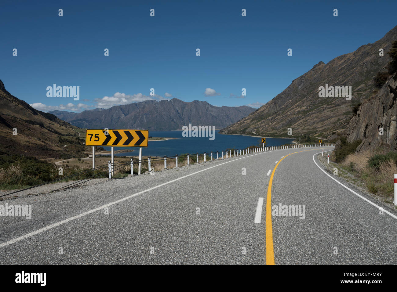Autostrada 6 proveniente da sopra il collo al Lago Hawea, South Island, in Nuova Zelanda. Foto Stock