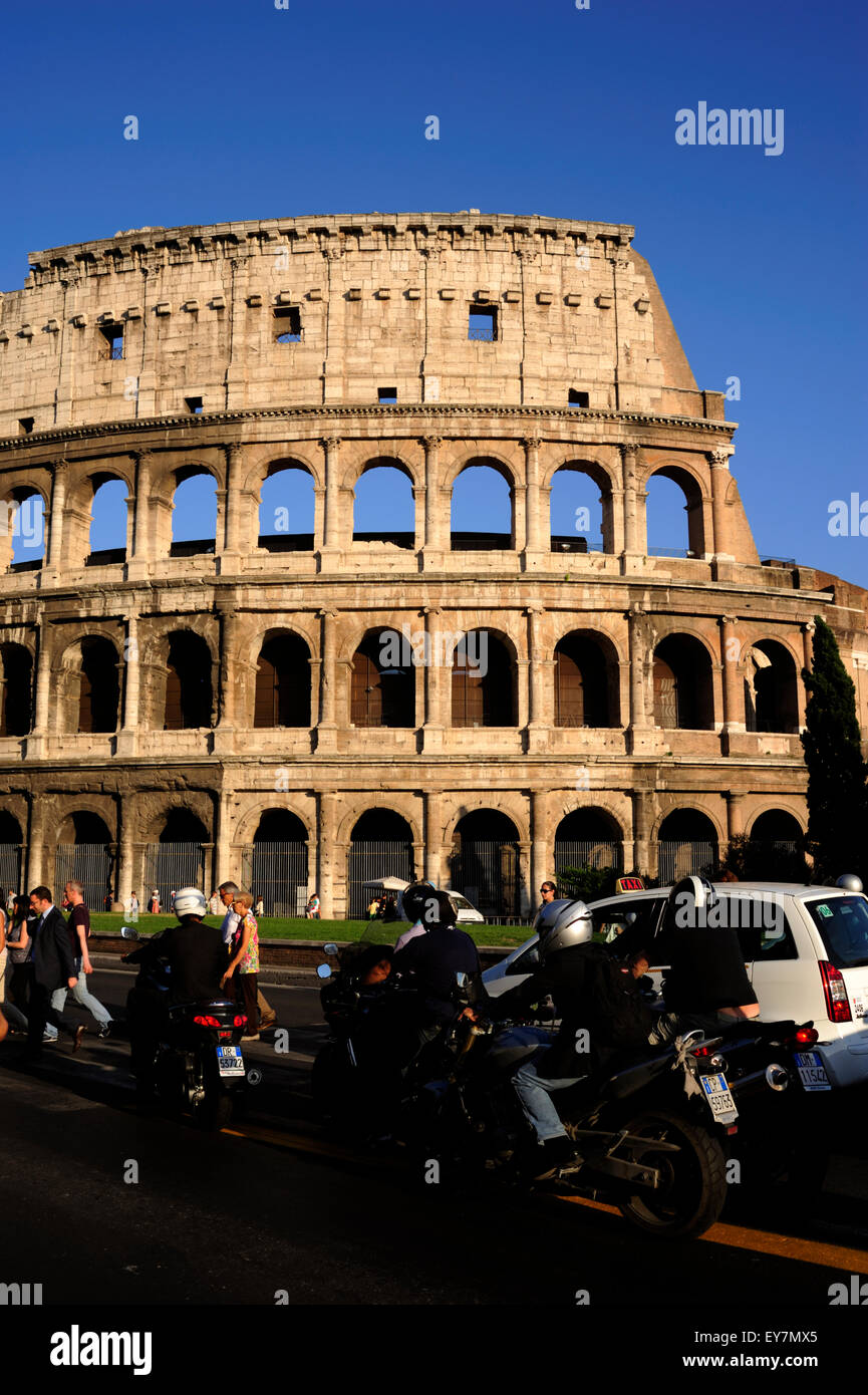 Italia, Roma, Colosseo, traffico Foto Stock