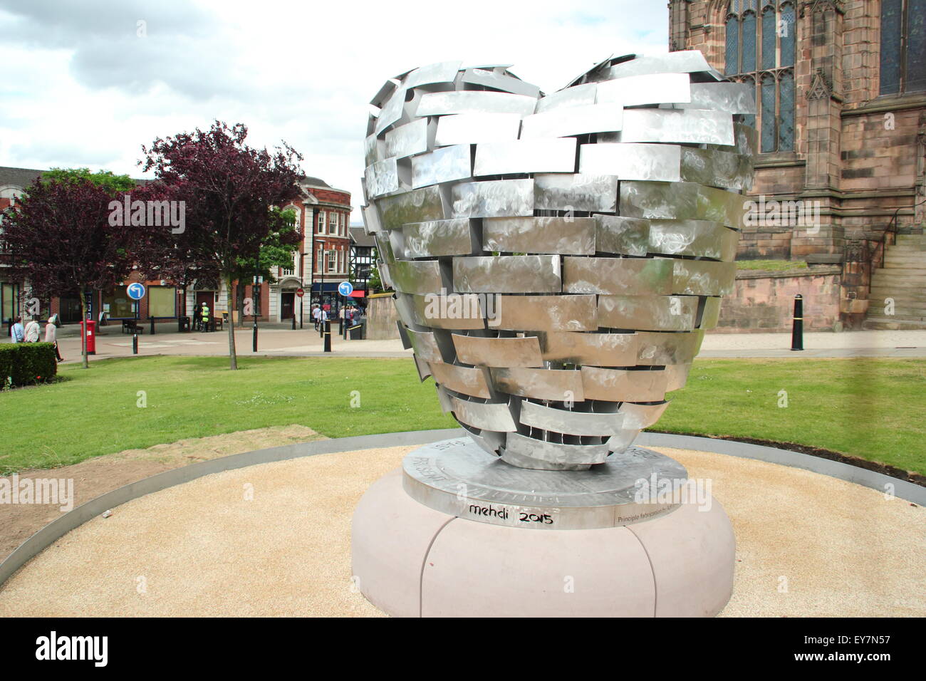 Il cuore di acciaio (replica) scultura dell'artista, Steve Mehdi fuori Rotherham Minster, Rotherham, nello Yorkshire, Regno Unito - Luglio 2015 Foto Stock