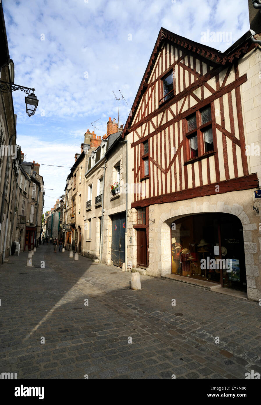Francia, Valle della Loira, Blois, Rue Saint-Lubin, strada della città vecchia Foto Stock