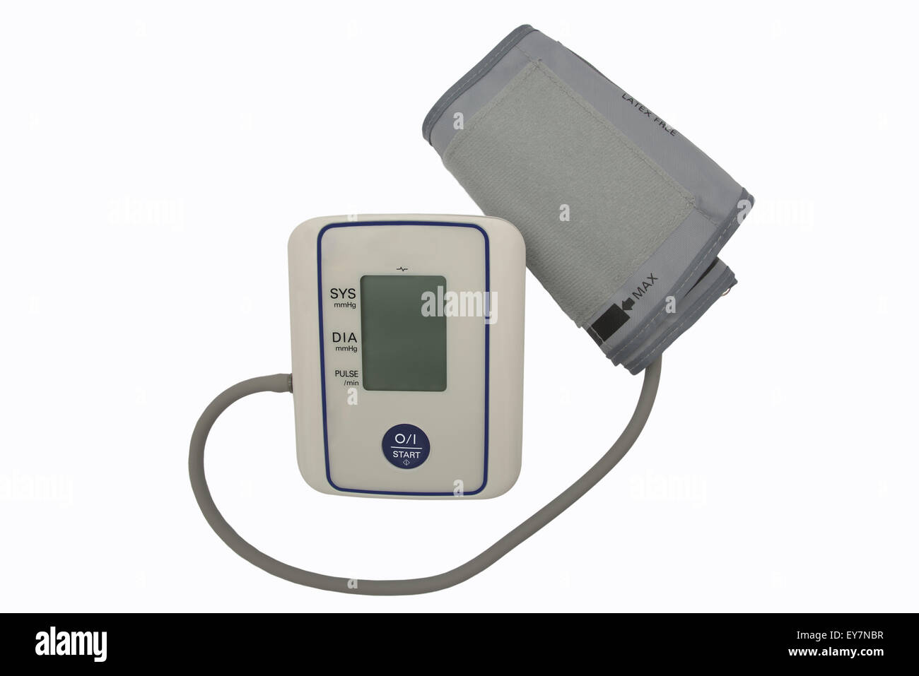 Digital monitor della pressione del sangue e il bracciale. Isolato Foto Stock