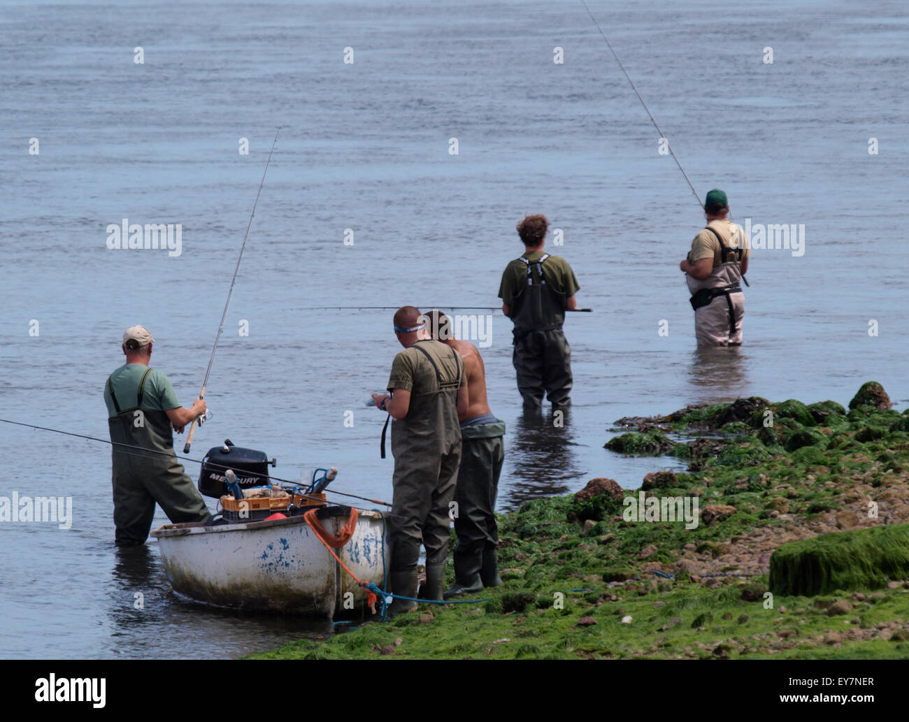 I pescatori sull'estuario del fiume Teign a Sheldon, Devon, Regno Unito Foto Stock