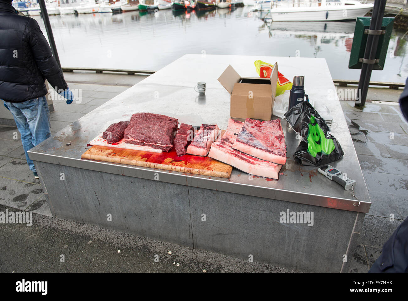 Carni di lungo-alettato di Balene Pilota, globicephala melas, o smerigliare la balena su una marcata a torshavn sulle isole Faerøer Foto Stock