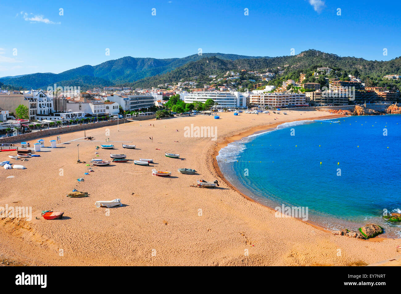 Una vista panoramica di Platja Gran Spiaggia di Tossa de Mar, Costa Brava, Spagna Foto Stock