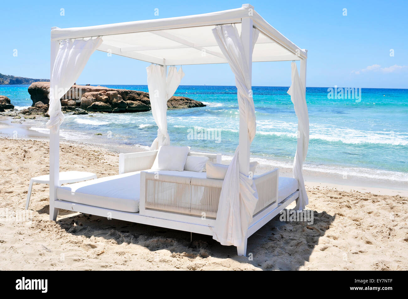 Dettaglio di un letto bianco in un club sulla spiaggia in una spiaggia di  sabbia bianca a Ibiza, Spagna Foto stock - Alamy