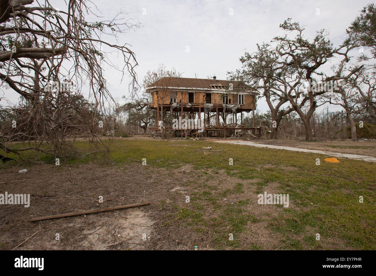 Il guscio di una casa sul Mississippi costa a seguito dell'uragano Katrina. Foto Stock