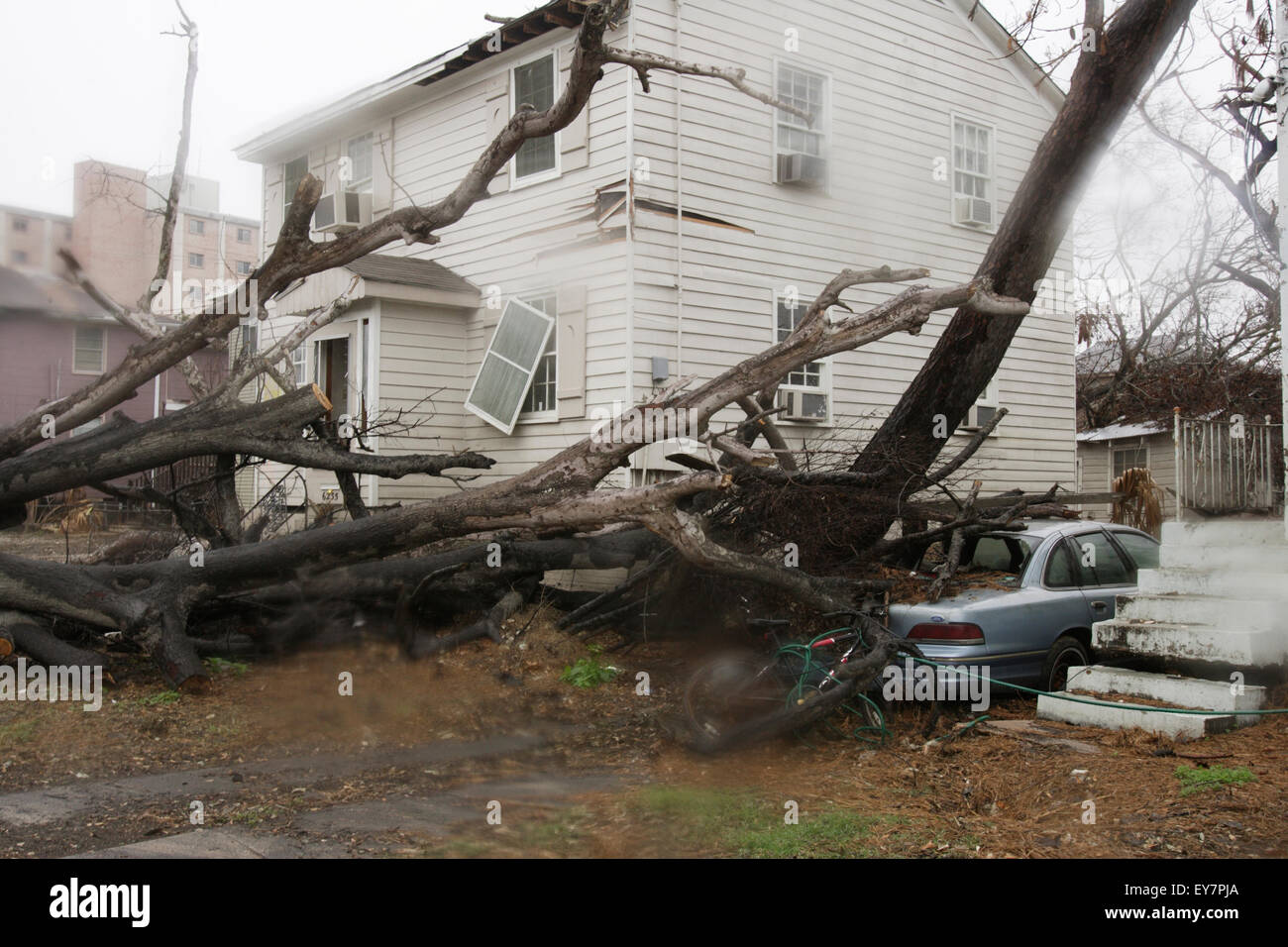 Una casa che è stata gravemente danneggiata dall uragano Katrina vicino a New Orleans' fronte lago. Foto Stock