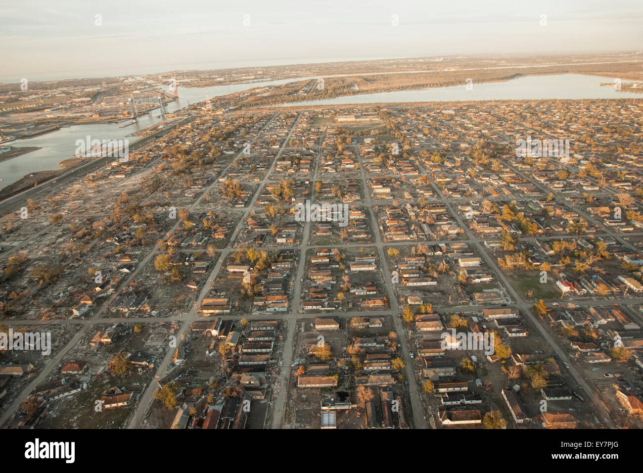 Vista aerea delle conseguenze dell'Uragano Katrina a New Orleans' minore 9. Ward. Foto Stock