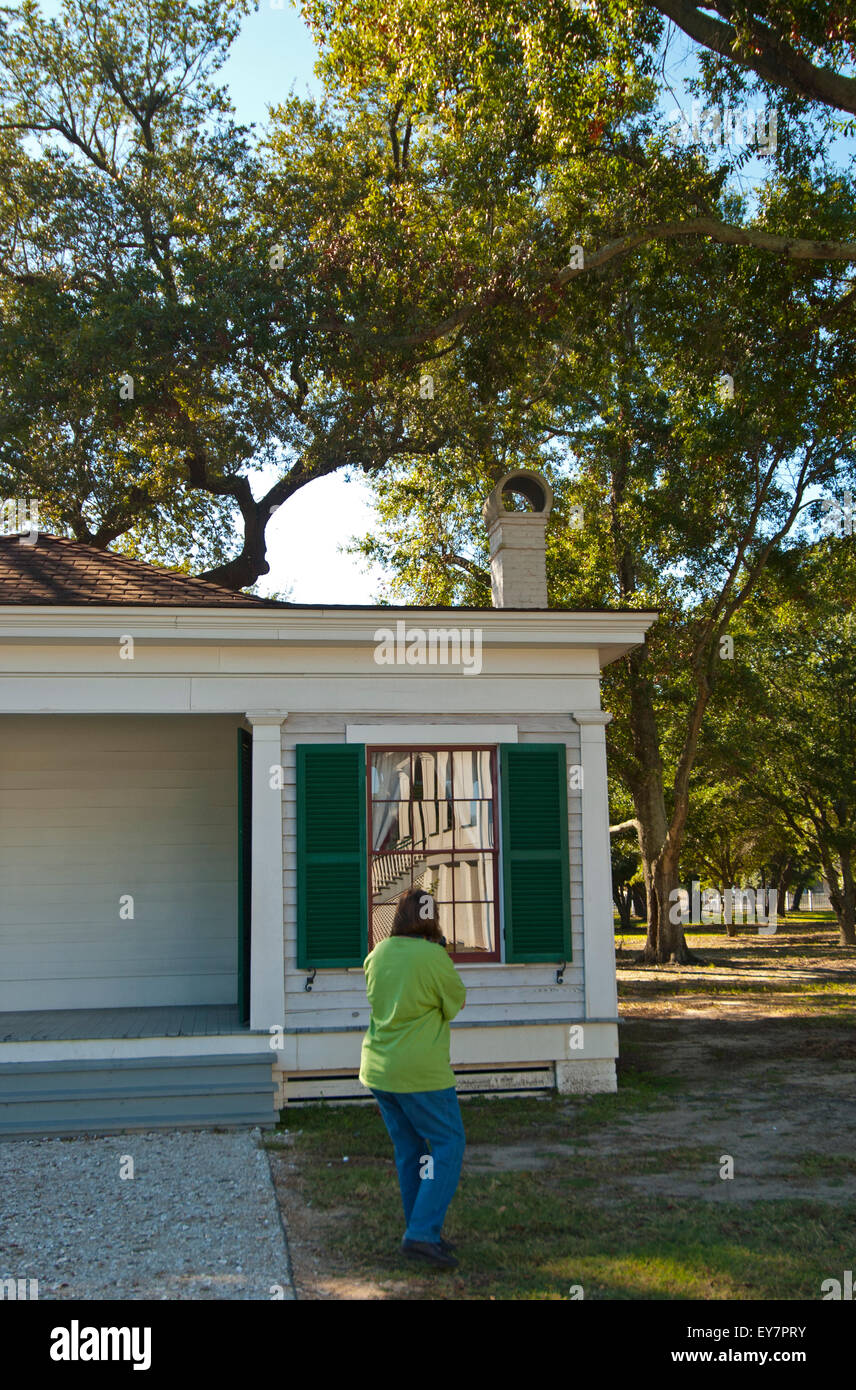 Visitatore fotografare Jefferson Davis (precedente presidente confederato) home da Hayes pavilion finestra cottage, Mississippi Foto Stock