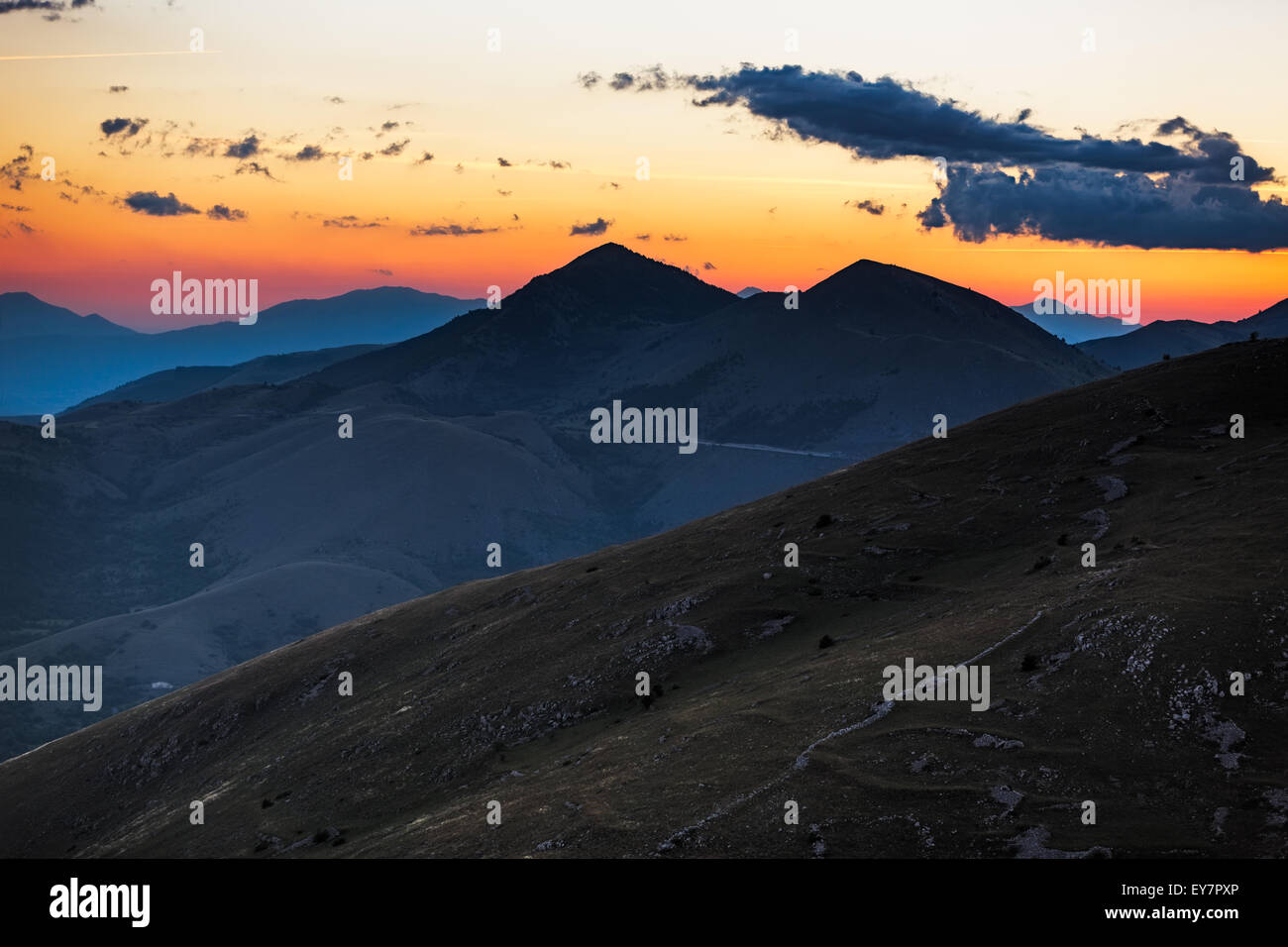 Crepuscolo in montagne d'Abruzzo nei pressi di Rocca Calascio, Italia Foto Stock