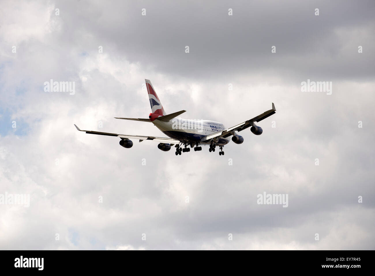 BA Boeing 747 jet preparazione a terra le ruote verso il basso sulla approccio finale Foto Stock