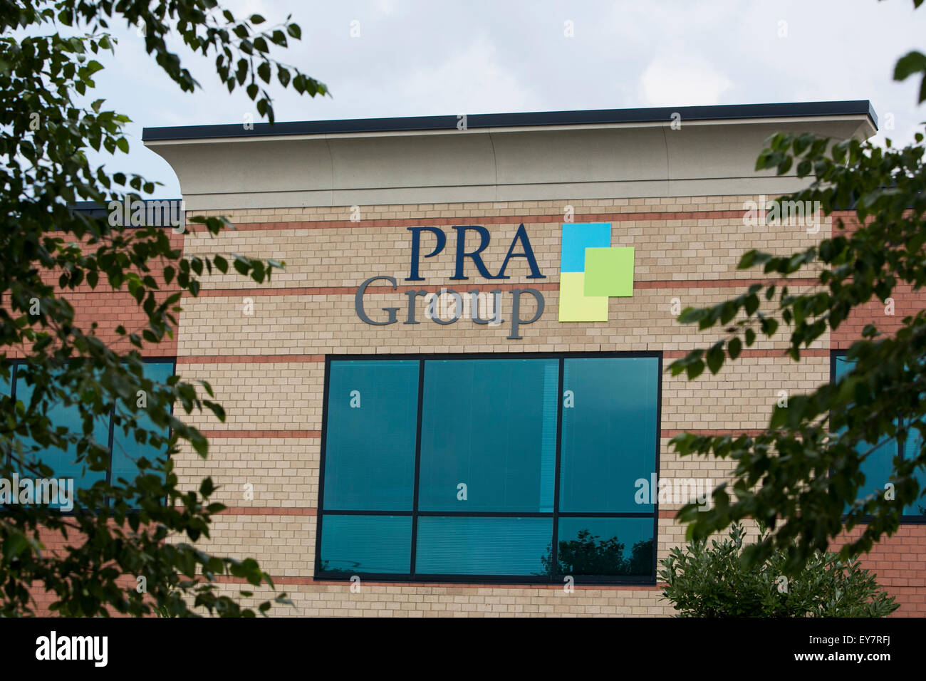 Un logo segno al di fuori della sede del gruppo PRA, Inc., noto anche come  Portfolio Recovery Associates, in Norfolk, Virgini Foto stock - Alamy