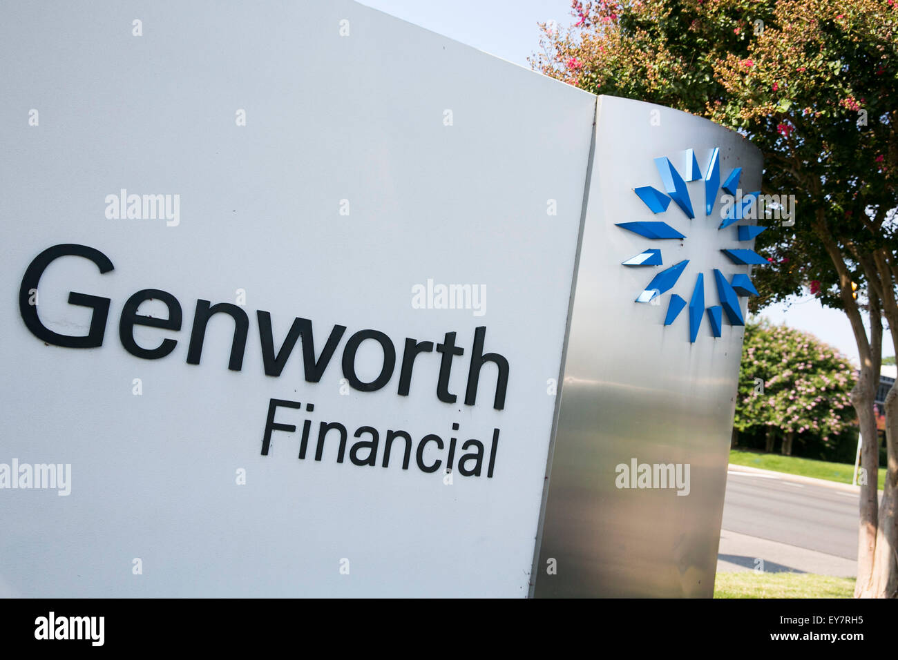 Un logo segno al di fuori della sede di Genworth Financial in Richmond, in Virginia, il 19 luglio 2015. Foto Stock