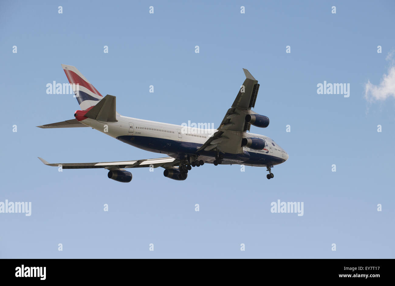 Boeing 747 jet preparazione a terra le ruote verso il basso sulla approccio finale Foto Stock