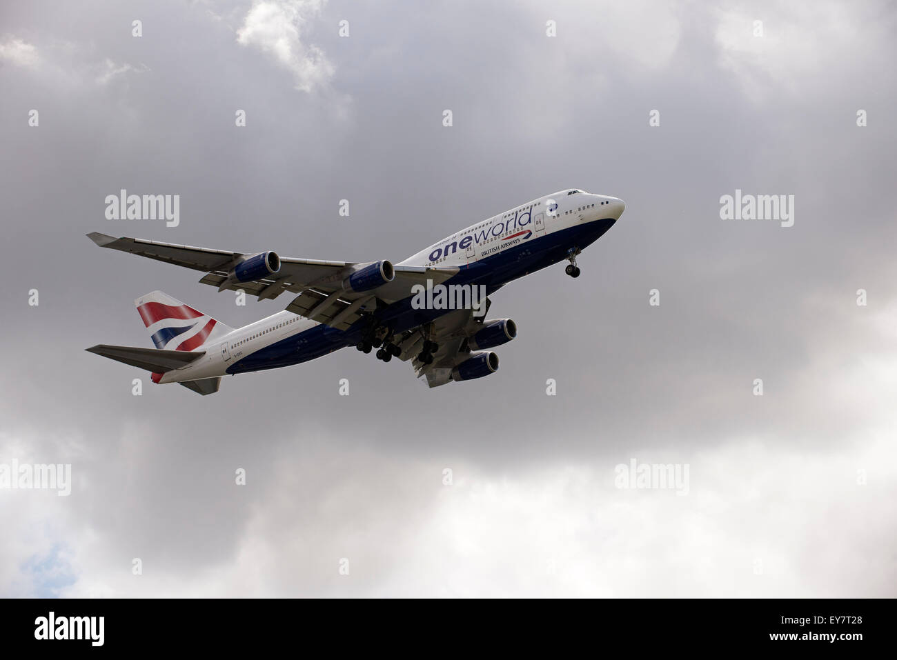 BA Boeing 747 jet preparazione a terra le ruote verso il basso sulla approccio finale sotto un cielo scuro west London REGNO UNITO Foto Stock