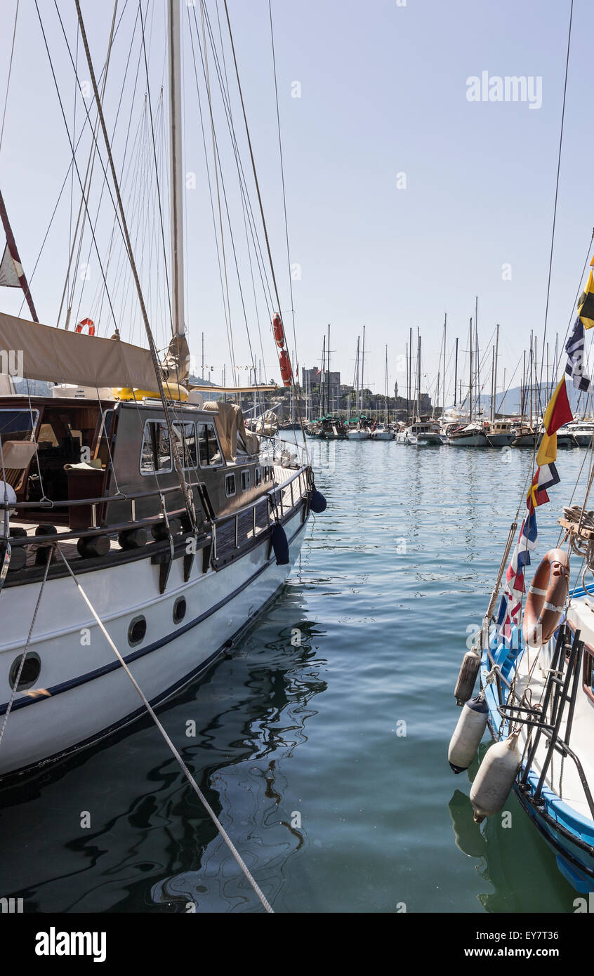 Marina a Bodrum Turchia con San Pietro Castle in background Foto Stock