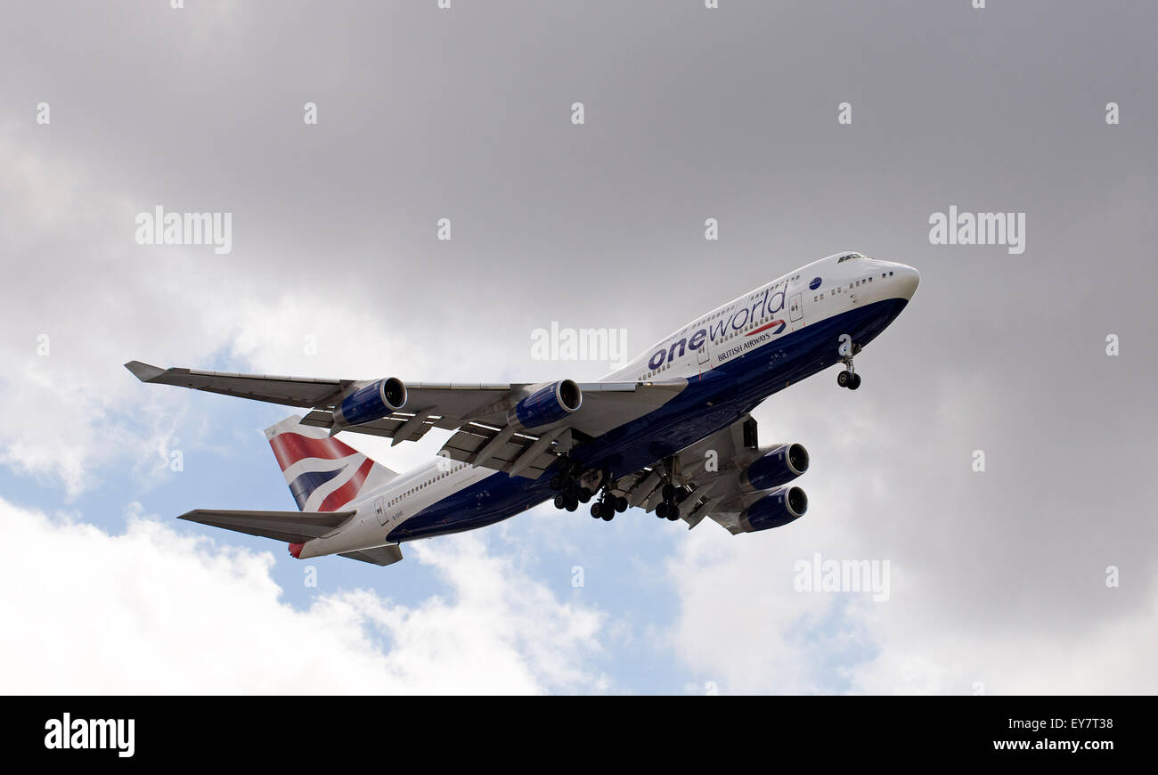 Boeing 747 jet preparazione a terra le ruote verso il basso sulla approccio finale West London REGNO UNITO Foto Stock