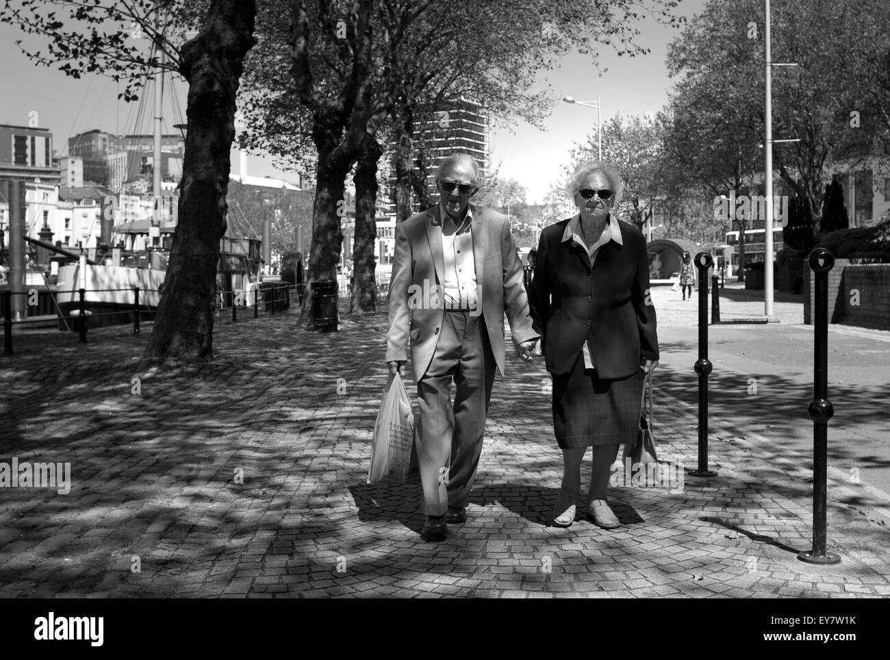 Vecchia coppia camminando mano nella mano, Bristol Foto Stock