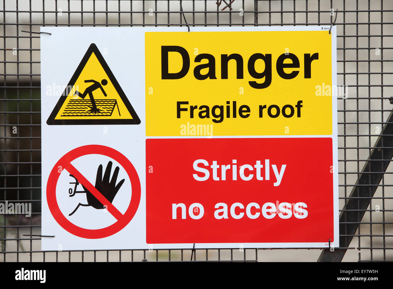 Cantiere segnaletica di sicurezza Pericolo tetto fragile strettamente nessun accesso Foto Stock