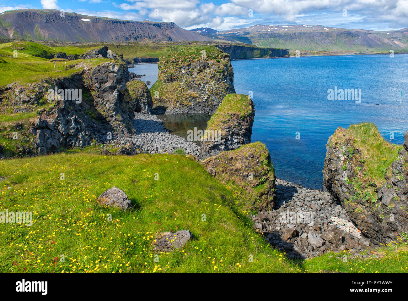 Costa rocciosa a Hellnar, Islanda Foto Stock