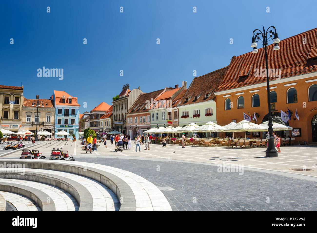 Brasov, Transilvania, Romania, 6 Luglio 2015: Piazza del Consiglio è il centro storico della città, la gente camminare e sedersi al cafe Foto Stock