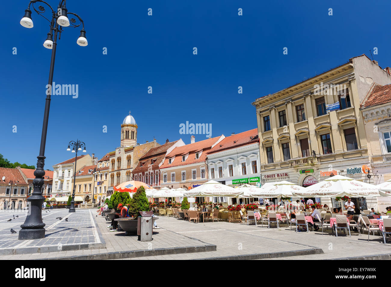 Brasov, Transilvania, Romania, 6 Luglio 2015: Piazza del Consiglio è il centro storico della città, la gente walkinng e seduta a outdoo Foto Stock