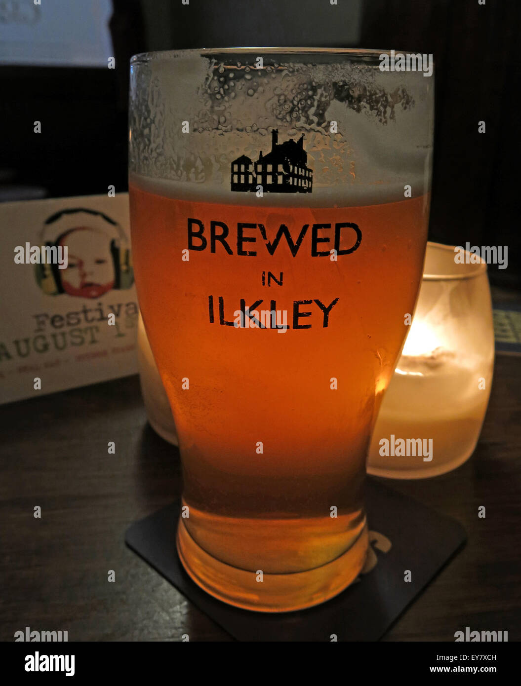 Bicchiere da birra, prodotta in Ilkley logo,birreria artigianale, West Yorkshire, Inghilterra Foto Stock