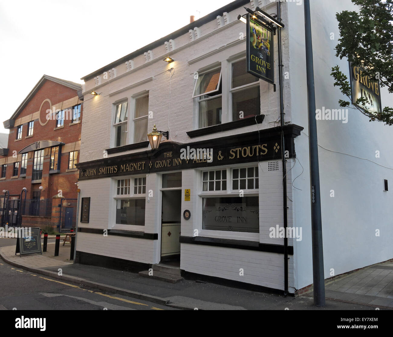 Grove Inn Pub, Bancata posteriore, Leeds, West Yorkshire, Inghilterra, Regno Unito Foto Stock