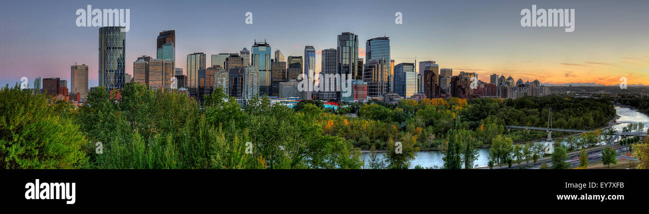 Vista panoramica del centro cittadino di Calgary, Alberta e il fiume bow Foto Stock