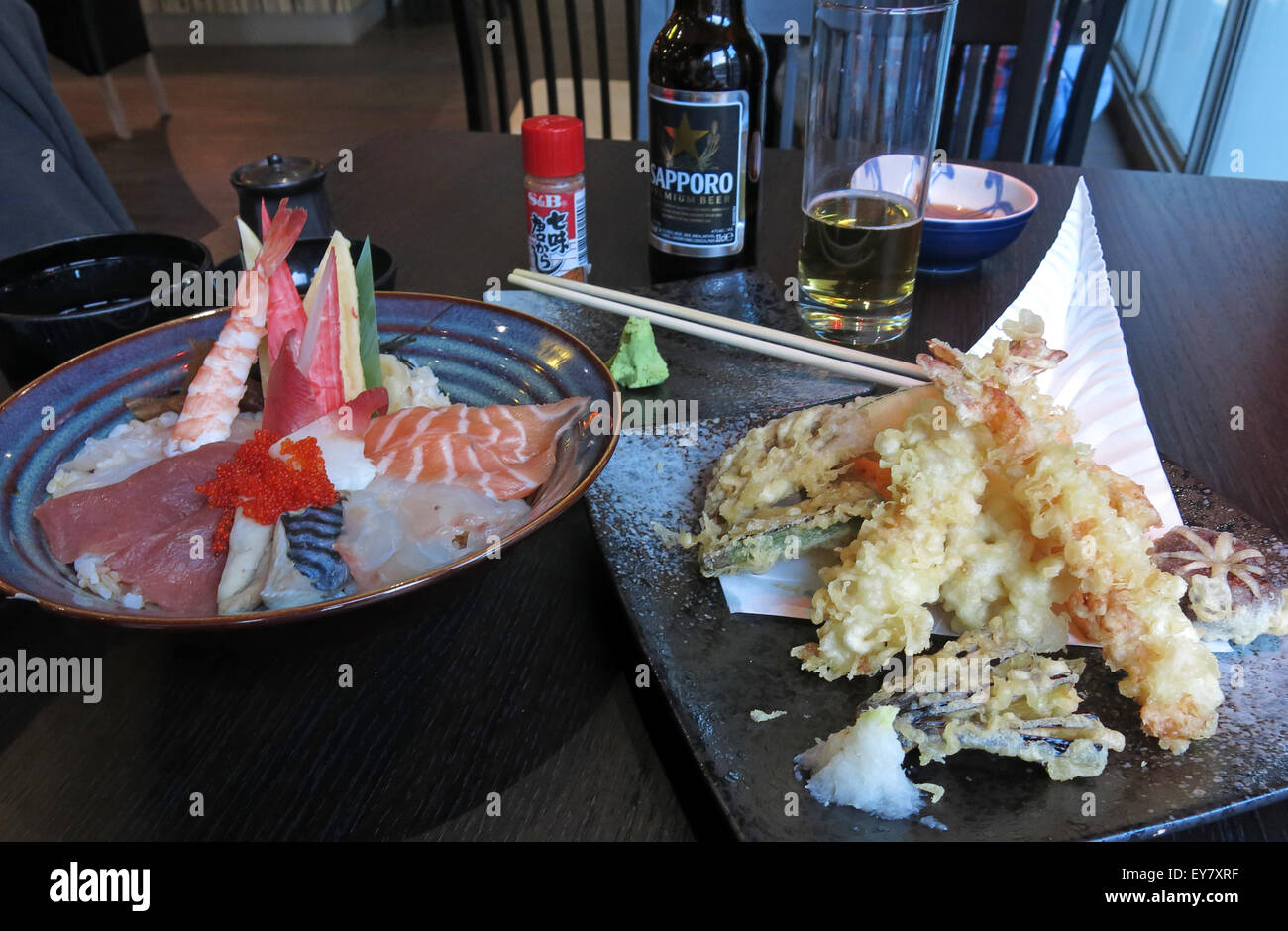 Pasto in un ristorante Giapponese, Leeds, England, Regno Unito- Sashimi Tempora zuppa di miso Foto Stock