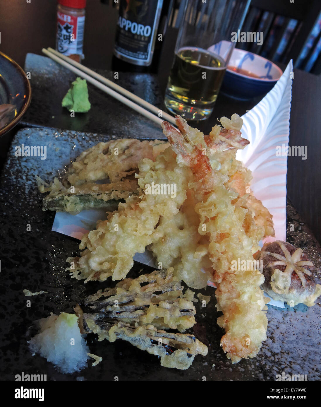 Pasto in un ristorante giapponese, Leeds, Inghilterra, UK- Sashimi Tempura Miso Soup Foto Stock