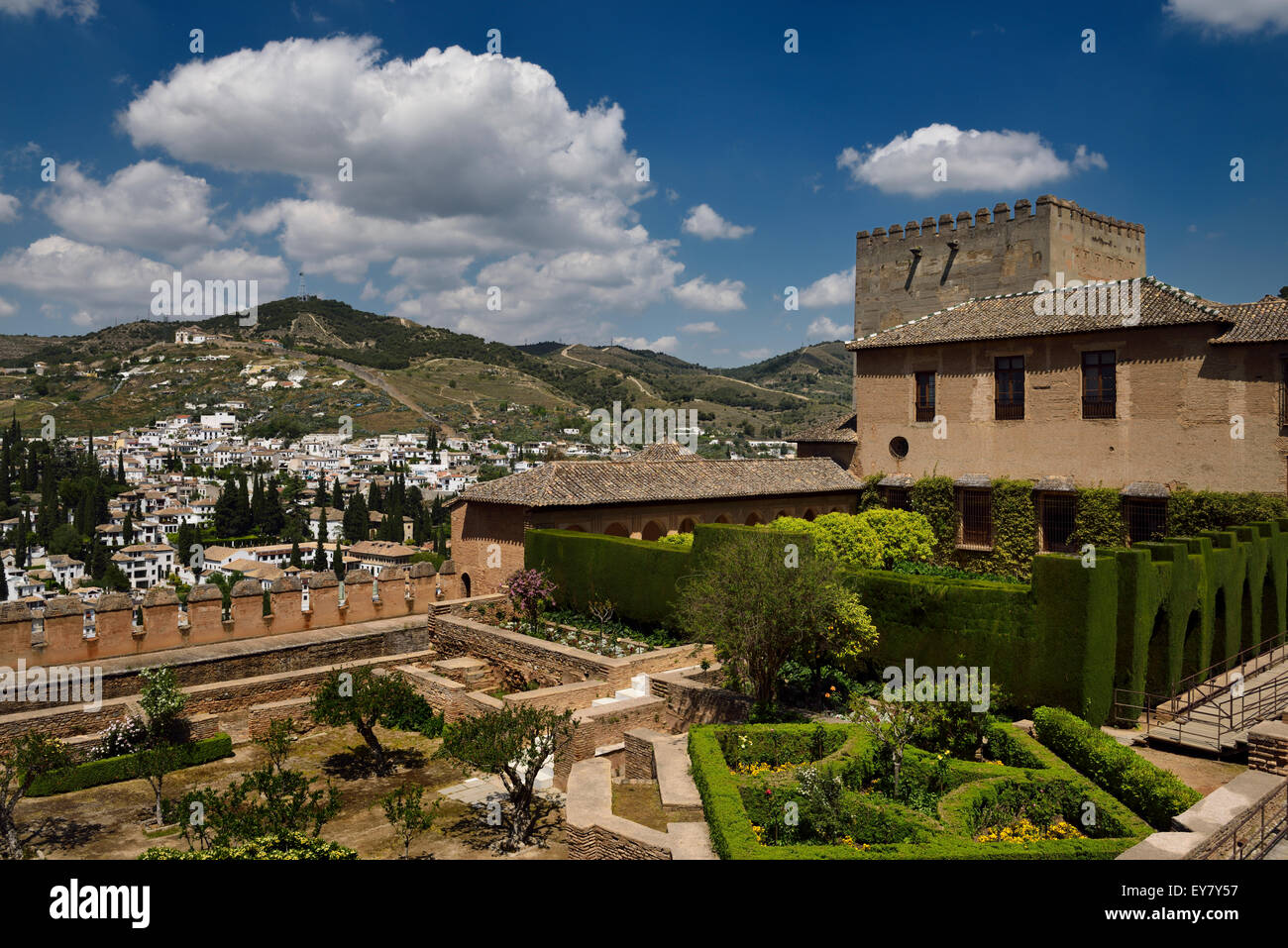 Machuca (2004) cortile in palazzi Nasrid sopra Albaicin dalla fortezza di Alhambra Granada Spagna Foto Stock
