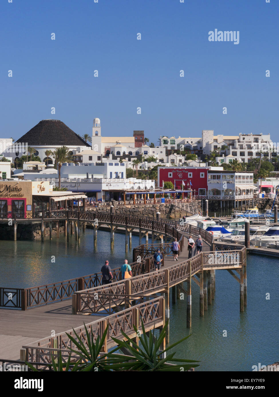 Marina Rubicon di lusso di sviluppo del porto sulla costa sud occidentale di Lanzarote, Playa Blanca Isole Canarie Spagna Foto Stock