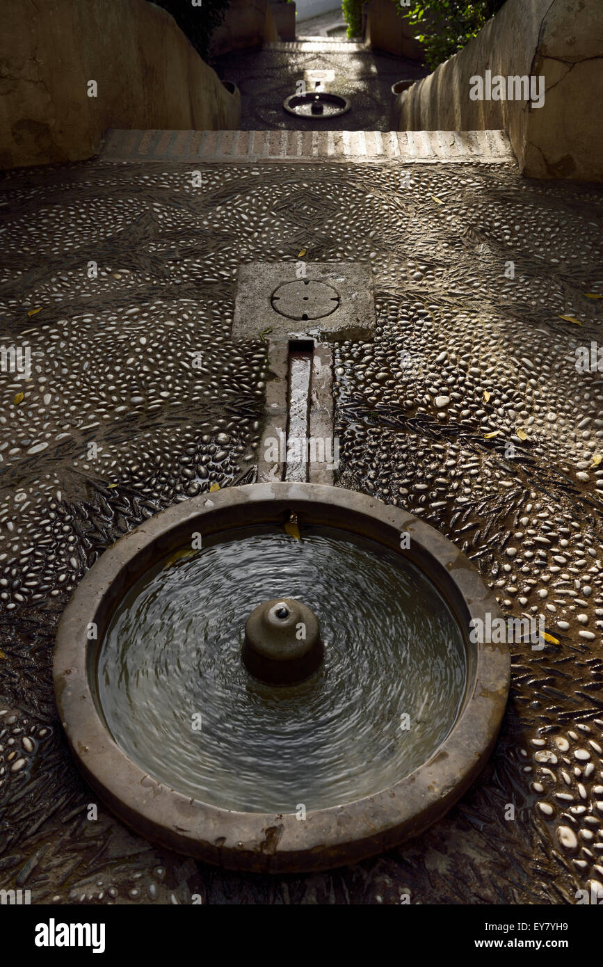 Fontana in cima alla scalinata di acqua al Generalife palazzo d'estate con il bianco e nero passerella di ghiaia Granada Foto Stock