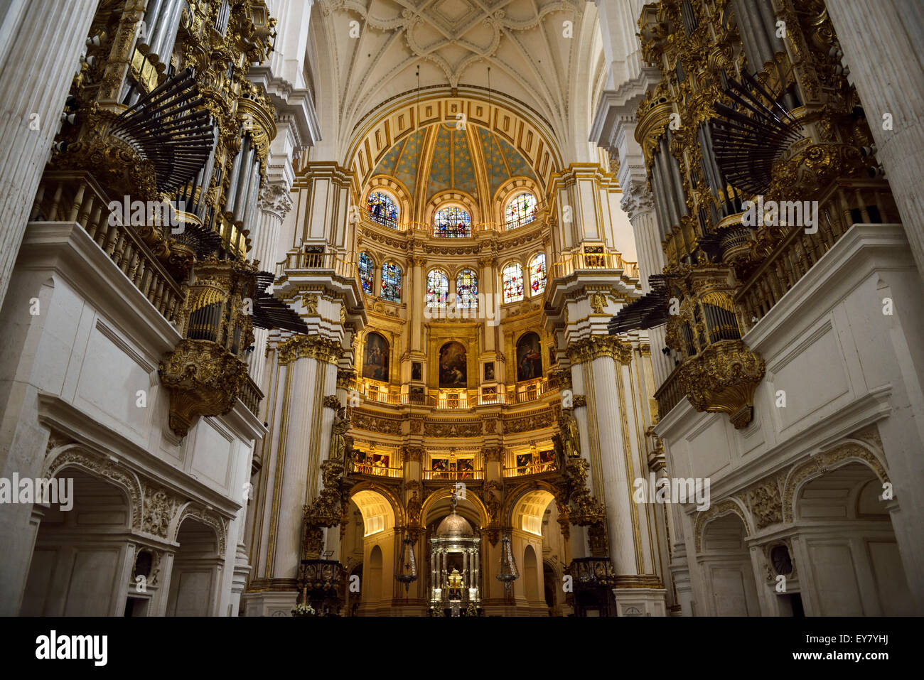 Due organi a canne e rotunda cupola dell'altare maggiore nella Cattedrale di Granada dell'Incarnazione Foto Stock