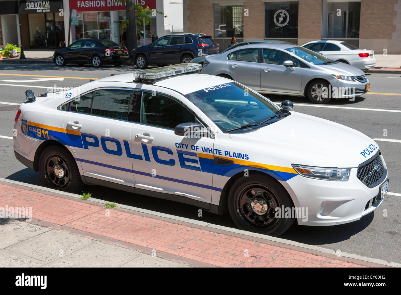 Una macchina della polizia del White Plains dipartimento di polizia parcheggiata in White Plains, New York. Foto Stock