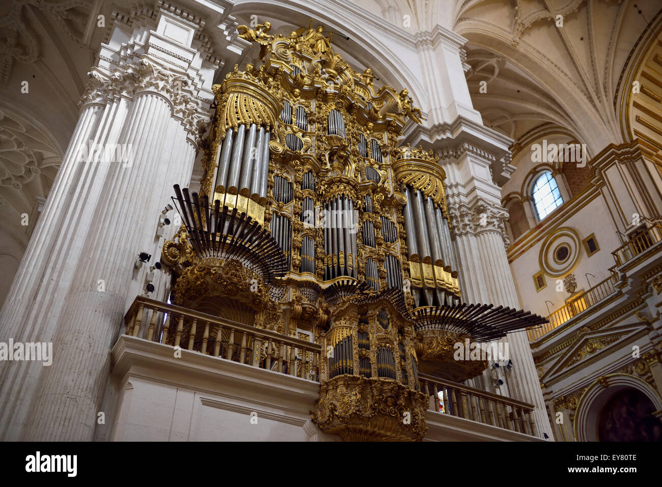 La foglia di oro su organo a canne della Cattedrale di Granada dell'Incarnazione Foto Stock