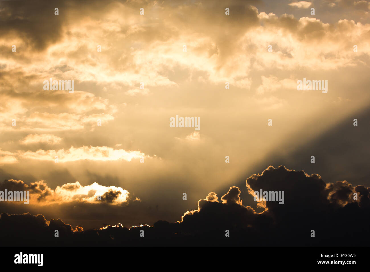 Fascio Sunray dietro il cloud su sky Foto Stock