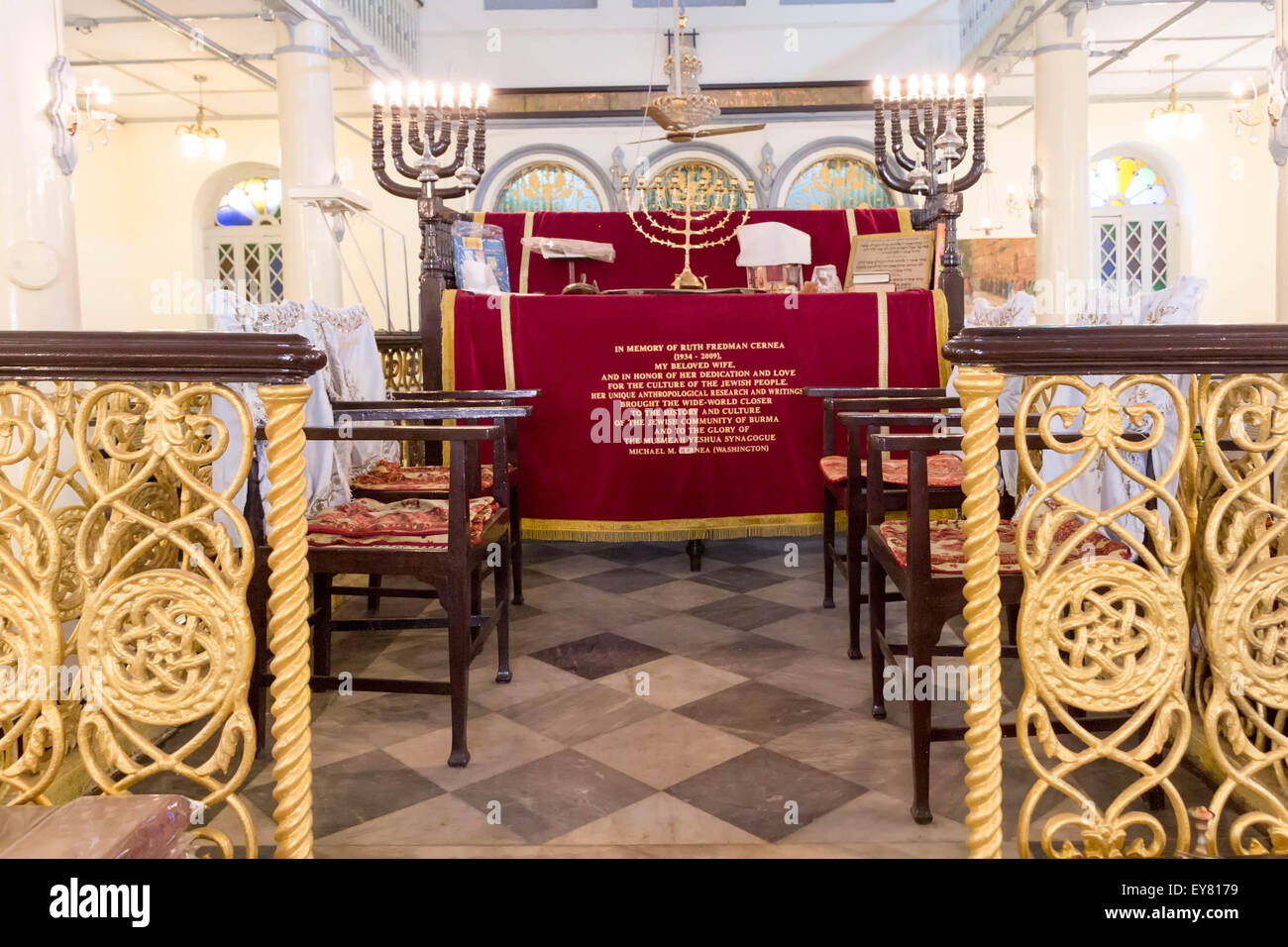 Altare dentro la Musmeah Yeshua Sinagoga di Yangon, Myanmar Foto Stock